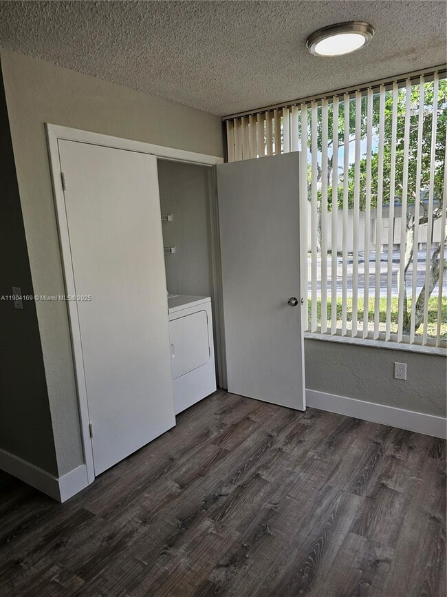 Building Photo - 2880 N Oakland Forest Dr