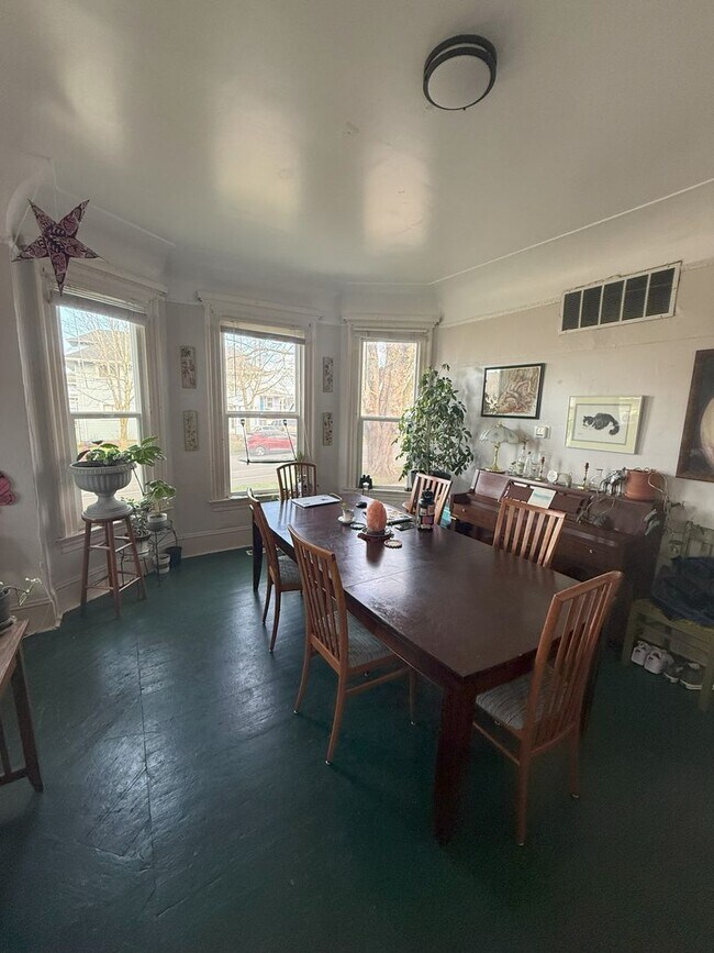 Building Photo - Great 6 bdrm/2 bath close to WWU and downtown