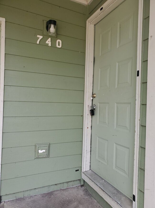 Building Photo - 2 bed 1 bath Duplex