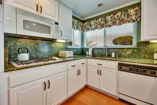Building Photo - 2305 Tioga Dr