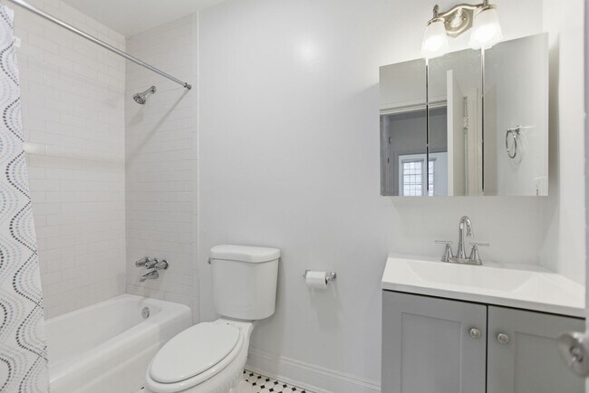 Building Photo - Lovely 3 BR/1 BA Apartment in H Street Cor...