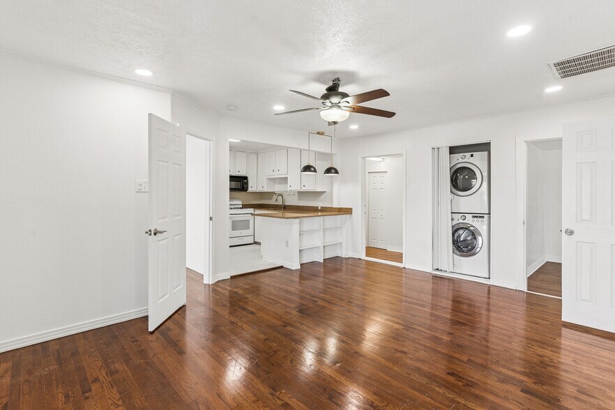 Building Photo - 6950 Hillcrest Ave