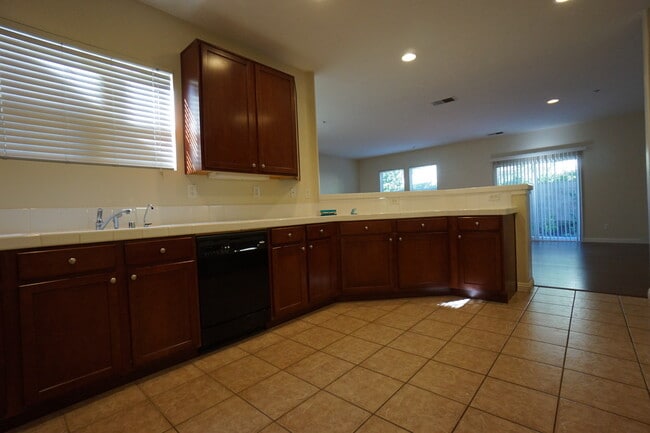 Building Photo - Beautiful 3 Bedroom Condo in Rancho!