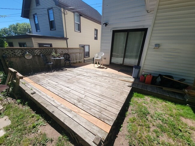 Building Photo - AVAILABLE October 1st! - 3 BED 1 BATH Home!