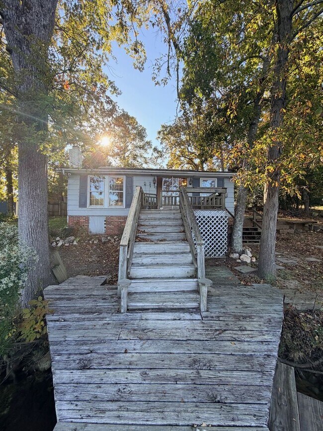 Building Photo - 332 Pinelake Dr.