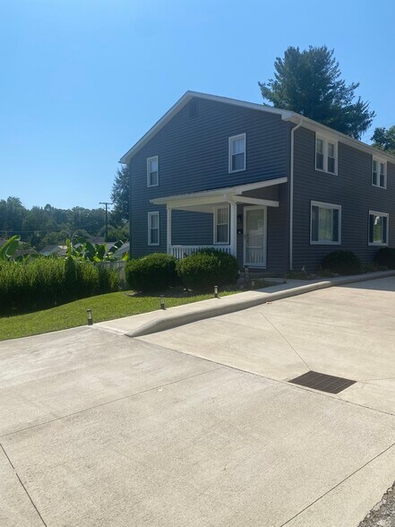 Duplex apartment with 2 parking spaces - 644 Mohican Ave