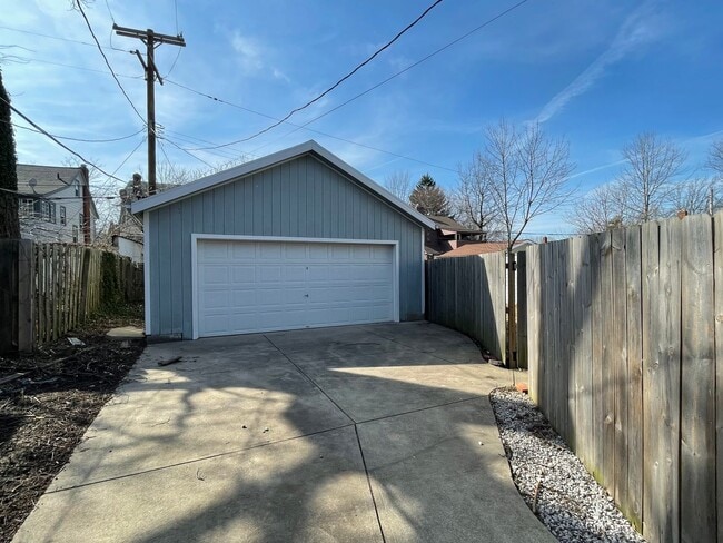 Building Photo - Single Family House 4-Bedroom, 2-Bath For ...