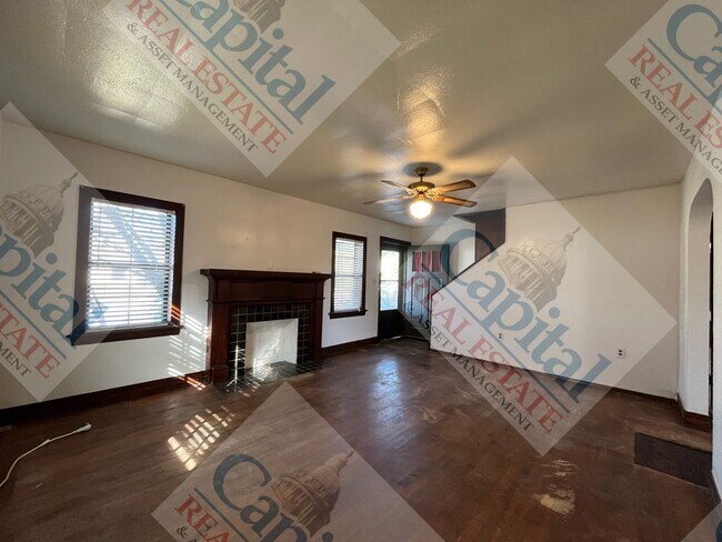 Building Photo - Charming 3 Bedroom