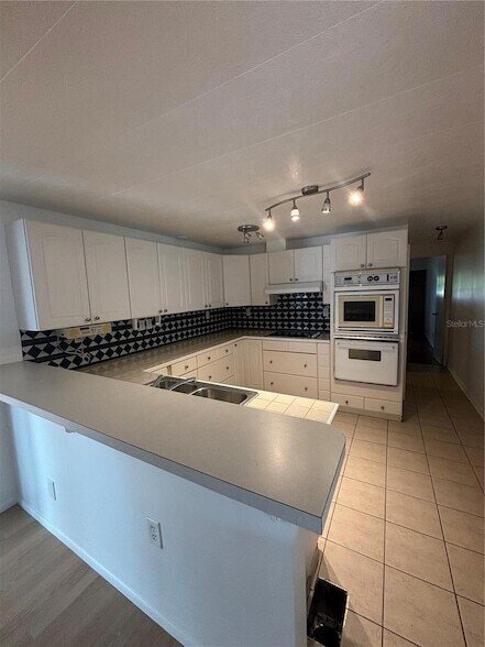 Building Photo - 5236 Kenwood Ave