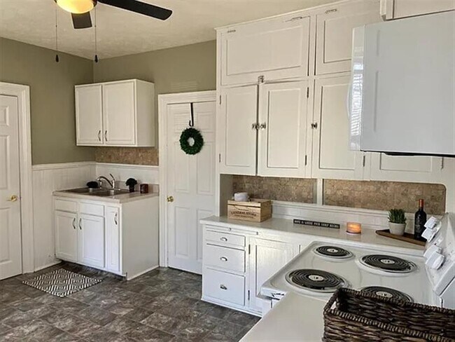 Building Photo - 3 bedroom