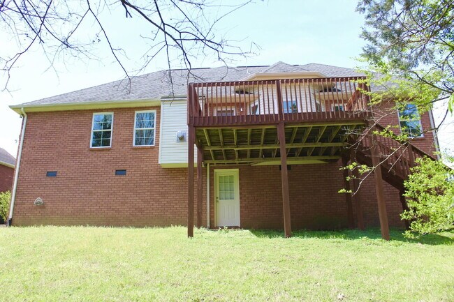 Building Photo - Stunning Move-In Ready Home in Hendersonville – Minutes from Old Hickory Lake!