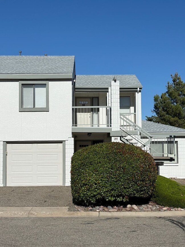 Primary Photo - Upstairs 3 Bedroom near Prescott Airport