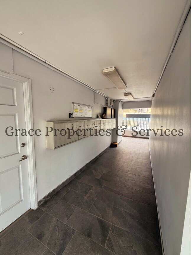 Building Photo - 0036BRU