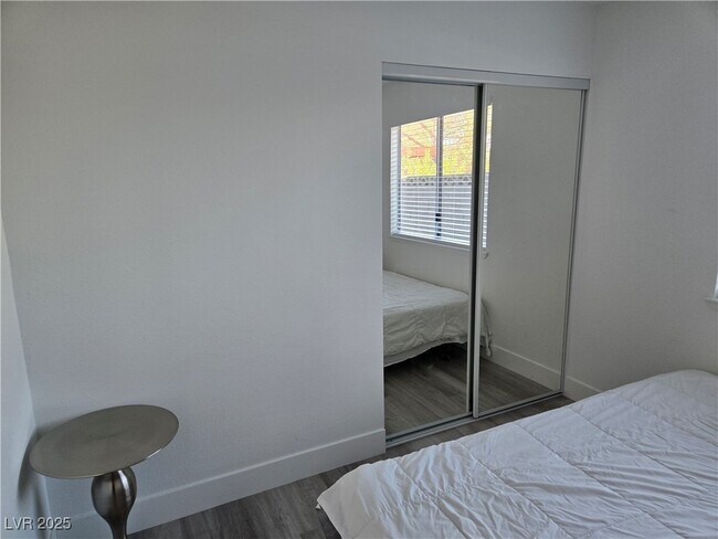 Building Photo - 1405 Termas