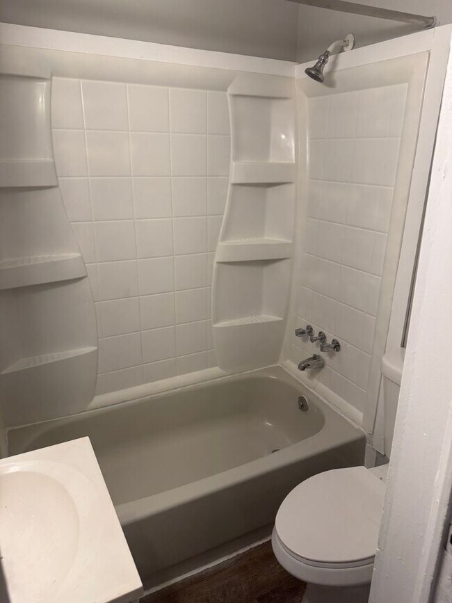 Building Photo - 1 Bedroom, 1 Bathroom Apartment Located on First Floor -- Ready For Move-In!