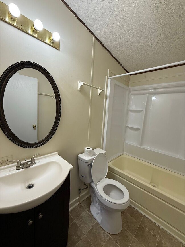 Building Photo - 3 Bedroom 2 bath mobile home