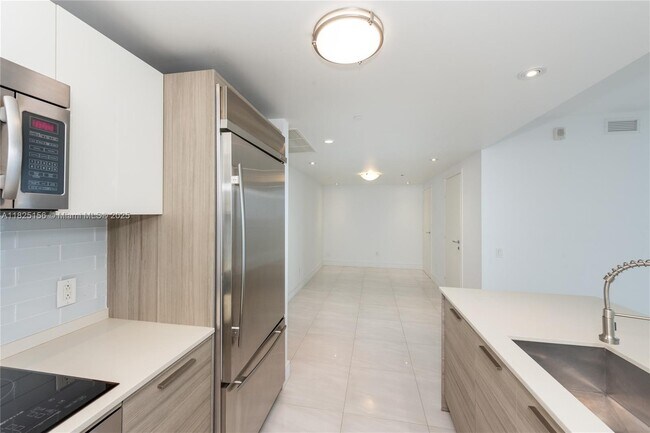 Building Photo - 1300 Brickell Bay Dr