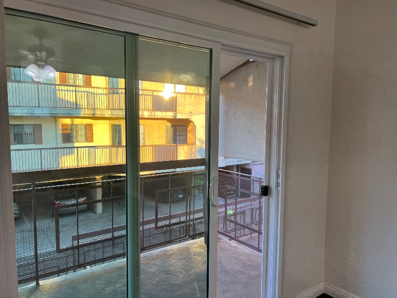 Building Photo - 214 W Maple St