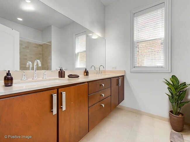 Building Photo - 2523 N Kimball Ave