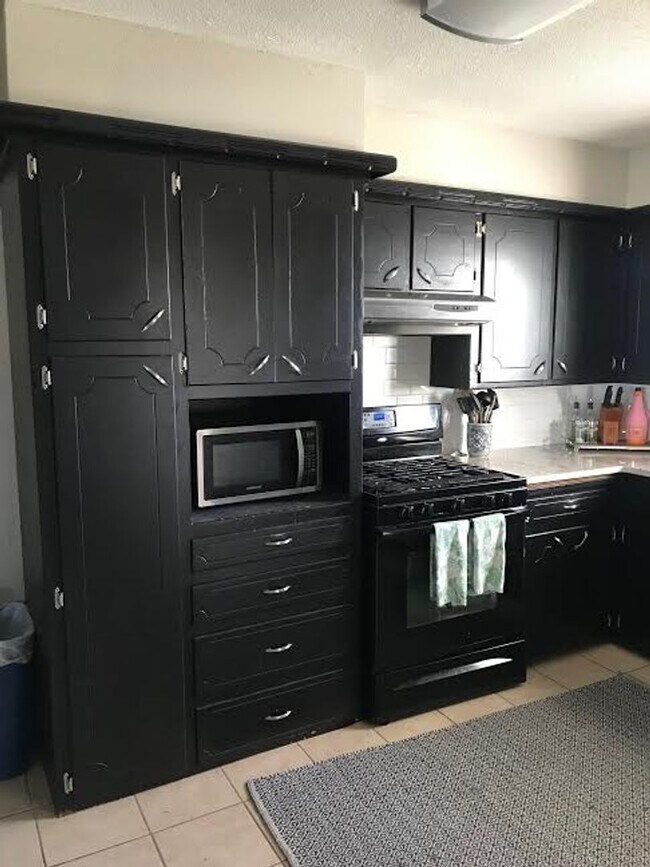 Building Photo - Pre leasing for fall 2026! 3/3 in Medical District!