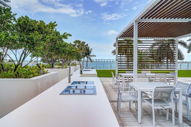 Building Photo - 1541 Brickell Ave