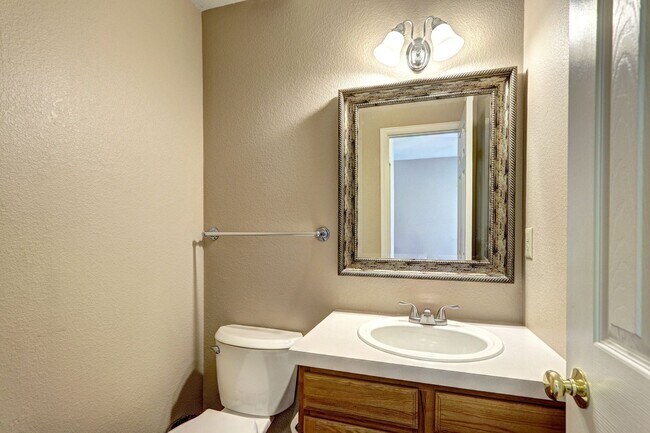 Building Photo - 2bed 2 bath townhome located in the Southp...