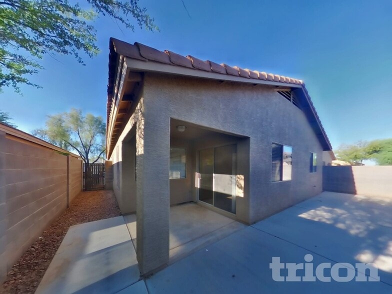 Building Photo - 818 E Tucci St