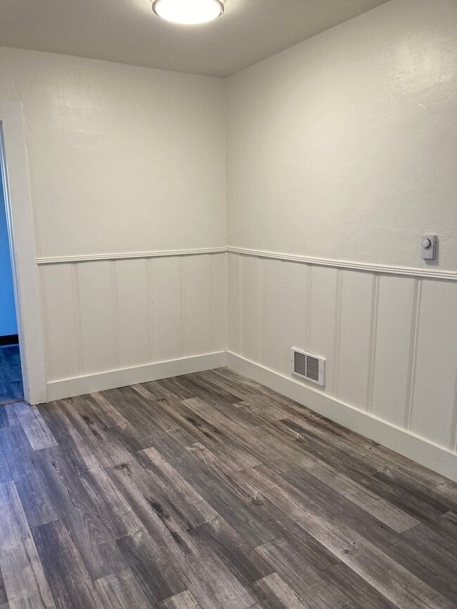 Building Photo - Remodeled Tri-Plex Minutes Away from the Beach!