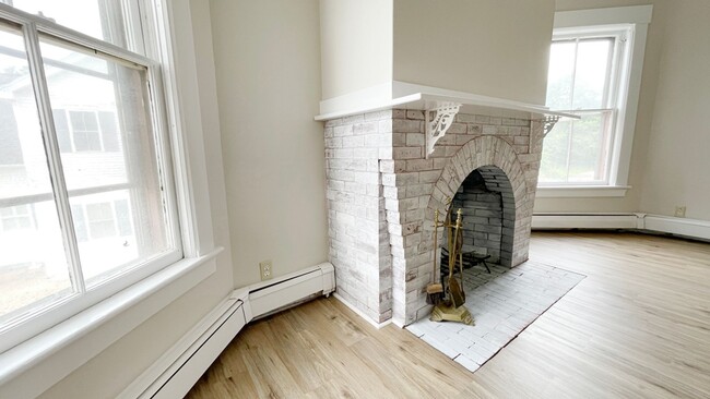 Building Photo - 394 Elm St