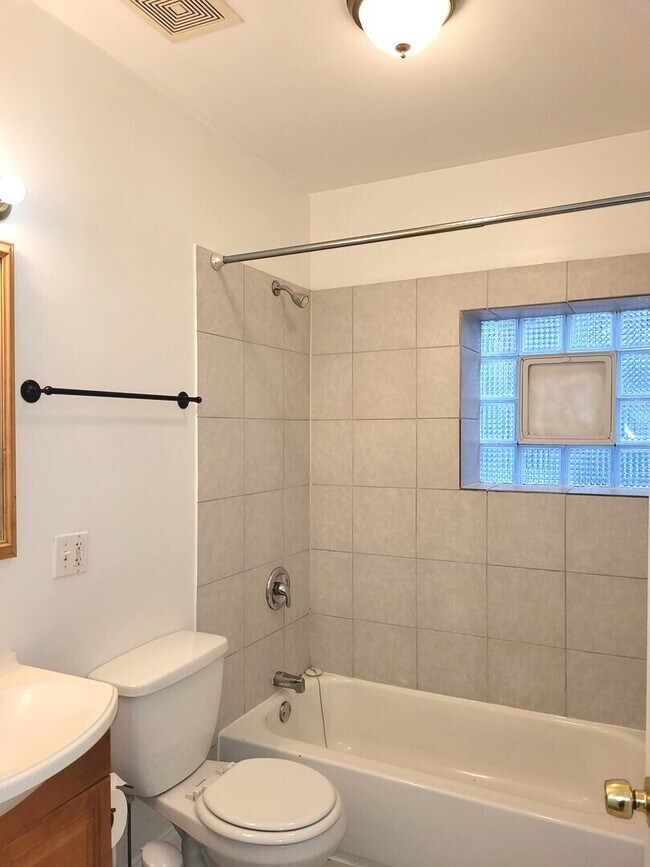 Building Photo - 7207 N Damen Ave