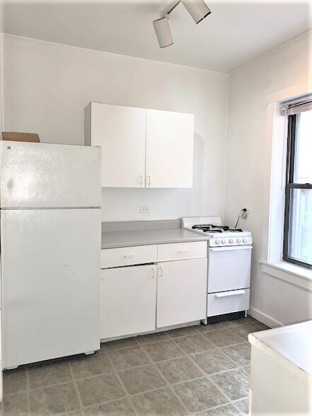 Building Photo - 4000 N Kenmore Ave