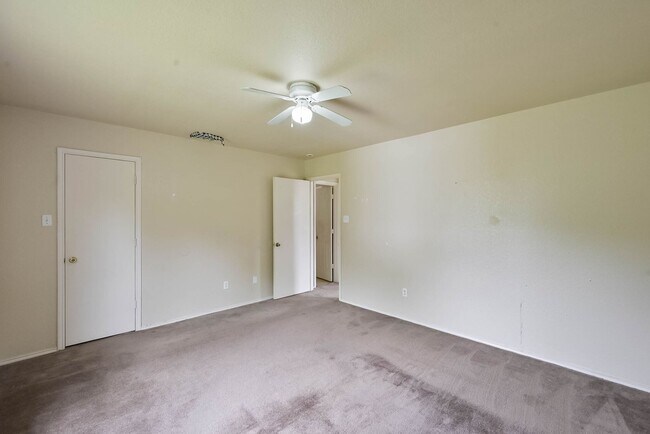 Building Photo - 404 Kings Way Dr