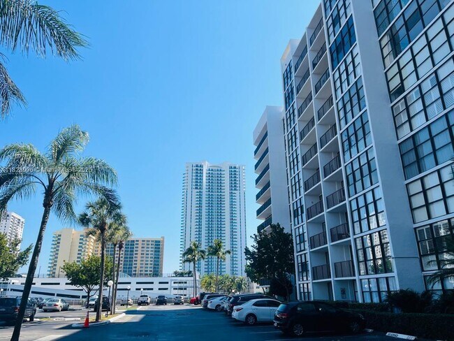 Building Photo - 1000 Parkview Dr