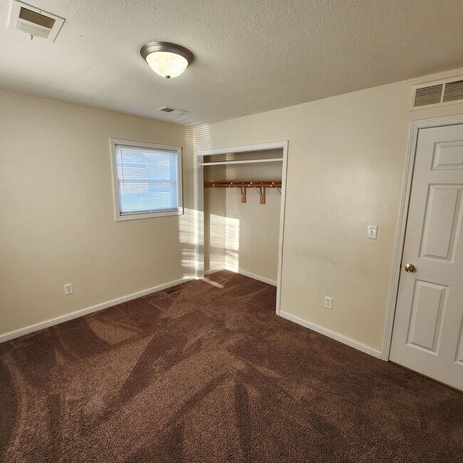 Building Photo - 2 Bedroom, 1 Bathroom Duplex Unit in Indep...