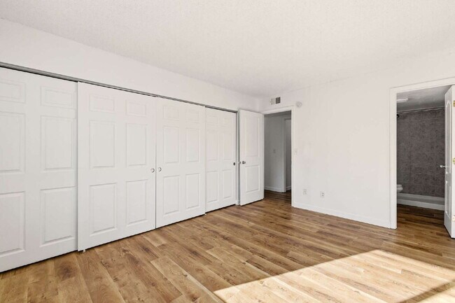 Building Photo - Light and Bright 2-Bed 2-Bath Home Available Immediately!