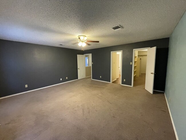 Building Photo - Converse 4 bedroom 2.5 bath 2334 sqft with...