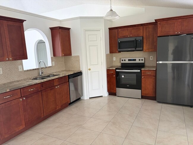 Building Photo - 1682 SW Glacador Ave