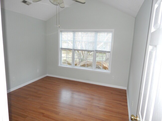 Building Photo - Adorable!!  Centrally located on quiet Cul-de-Sac
