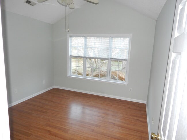 Building Photo - Adorable!!  Centrally located on quiet Cul...