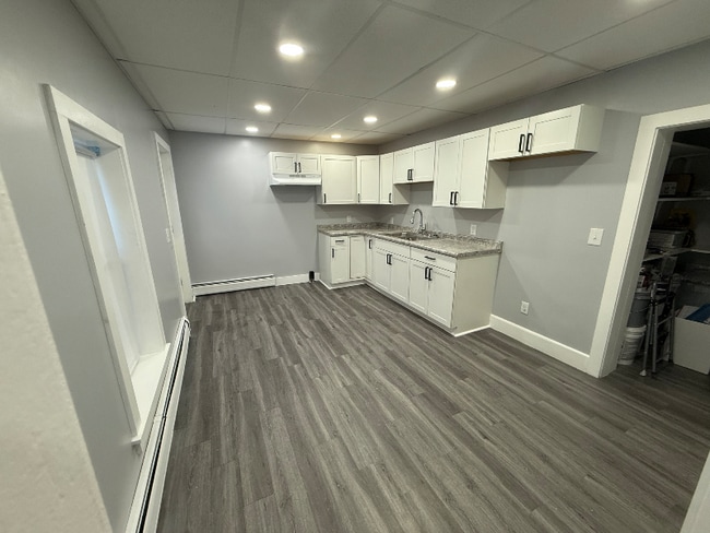 Building Photo - 168 Elm St