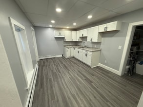 Building Photo - 168 Elm St