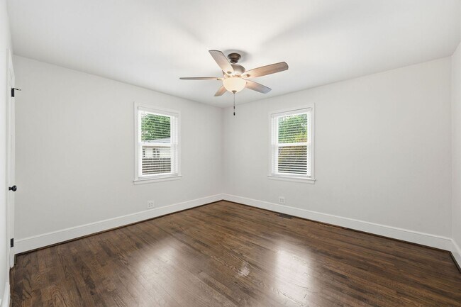 Building Photo - Beautifully Updated 3BR Home in an Established Burlington Neighborhood