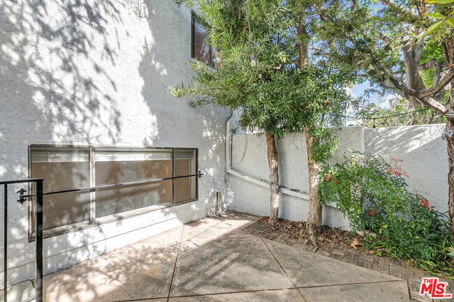 Building Photo - 12358 Moorpark St