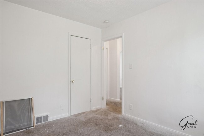 Building Photo - 3 bedroom - 1.5 bath - bungalow - $1250