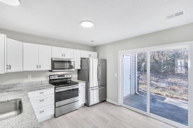 Building Photo - 2 Bedroom, 1.5 Bathroom Townhome – Granite Counters & Open Floor Plan $1400/mo rent