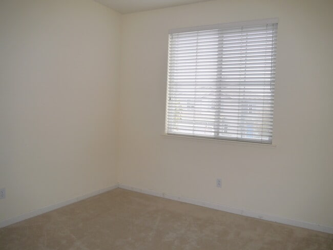 Building Photo - Excellent 2 Story House