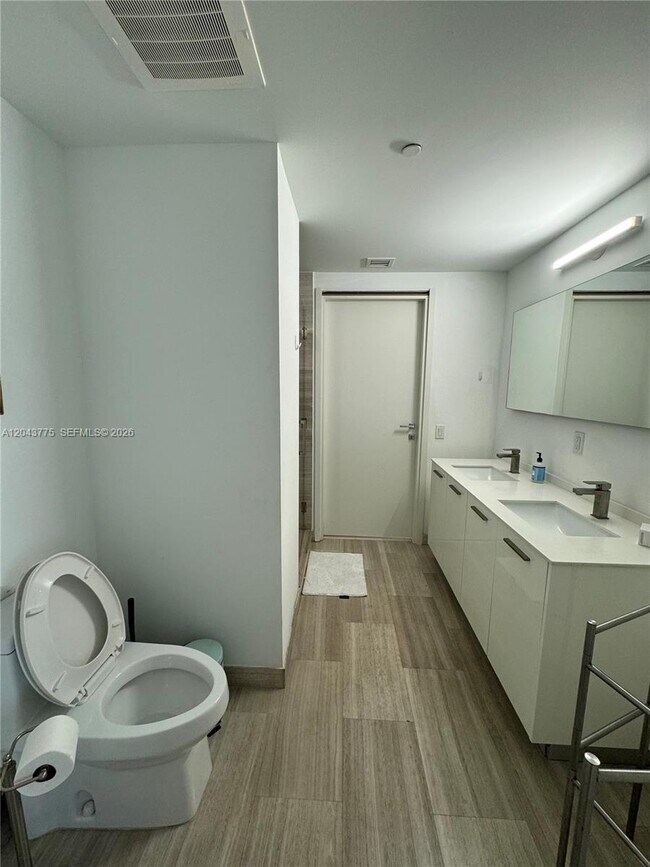 Building Photo - 1300 Brickell Bay Dr