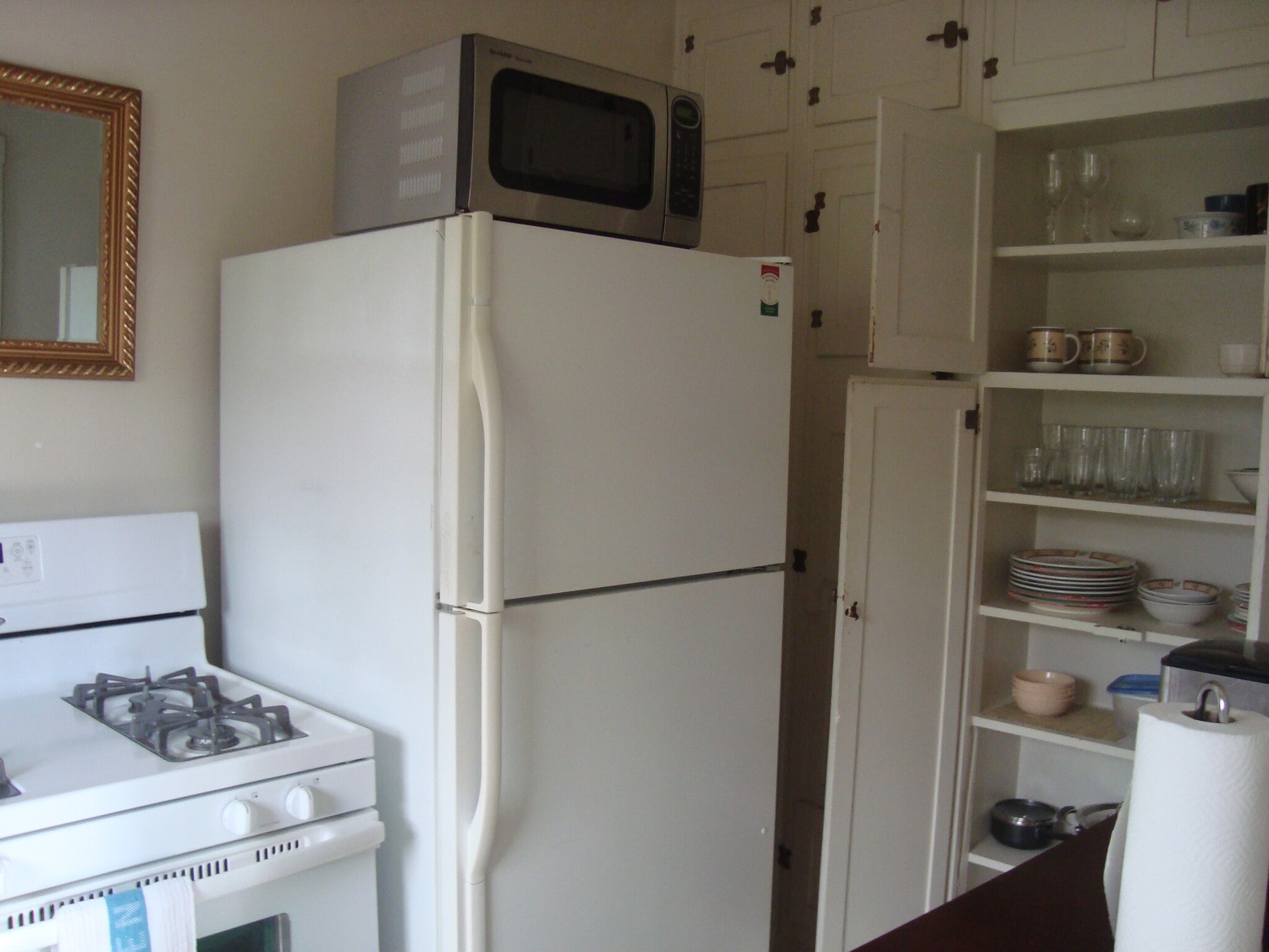 Fully equipped kitchen - 2748 C St