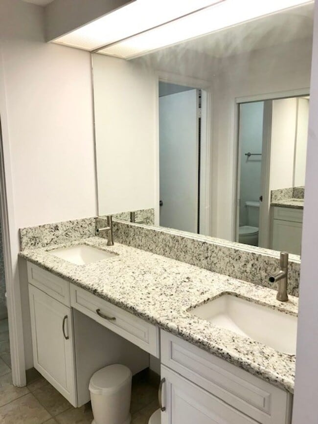 Building Photo - $3,400, Plaza HI Kai Condo, Furnished 2-Be...