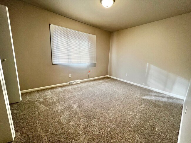 Building Photo - Larch1642 (KC-AM)